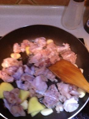 蒜姜入油锅煸出蒜香，腌制过的牛蛙入锅翻炒