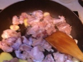 蒜姜入油锅煸出蒜香，腌制过的牛蛙入锅翻炒