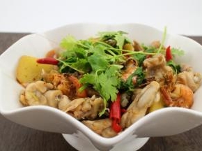 出锅，撒上适量香菜叶装饰即可