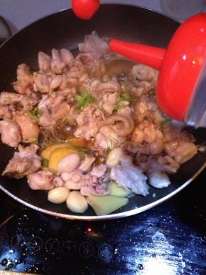 放入葱段，盖上锅盖焖两分钟。倒入30ml左右生抽