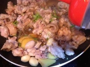 放入葱段，盖上锅盖焖两分钟。倒入30ml左右生抽