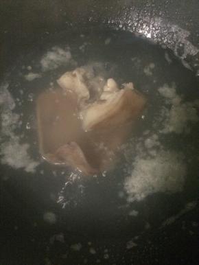 猪耳朵剃净猪毛，焯出血水洗净后放入锅中，大火煮开后改用中小火煮20-30分钟，直到能用筷子戳烂为止，煮的过程中，放入料酒、生姜和葱白去味