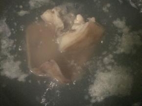猪耳朵剃净猪毛，焯出血水洗净后放入锅中，大火煮开后改用中小火煮20-30分钟，直到能用筷子戳烂为止，煮的过程中，放入料酒、生姜和葱白去味