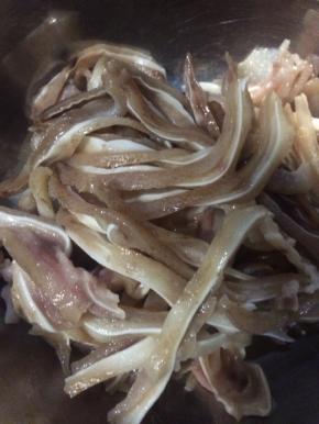 煮好后捞出放凉，斜切成薄片