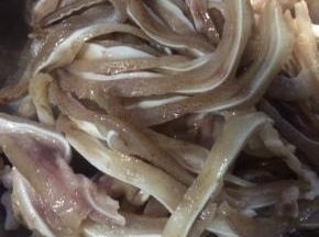 煮好后捞出放凉，斜切成薄片