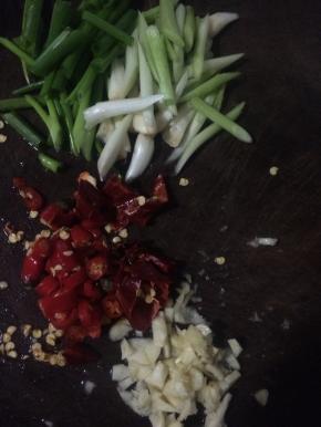 葱白切段，干辣椒和小米辣剁碎切粒，大蒜捣成蒜泥备用
