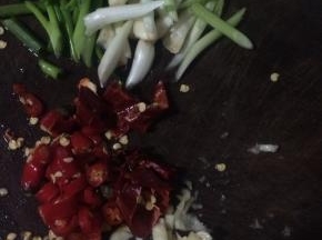 葱白切段，干辣椒和小米辣剁碎切粒，大蒜捣成蒜泥备用