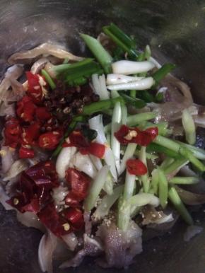 把葱段、辣椒粒、蒜泥、花椒粒放在耳片的上面，然后烧热油淋在上面，这样佐料不会糊，而且把配料的香味激发出来