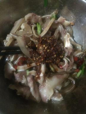 加盐拌匀，淋上红油、生抽、少量白糖、少许藤椒油，最后加几滴醋提味，撒上香菜就完成了