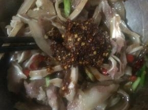 加盐拌匀，淋上红油、生抽、少量白糖、少许藤椒油，最后加几滴醋提味，撒上香菜就完成了