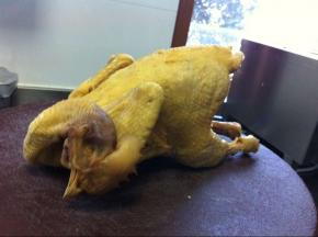 整鸡洗净，内脏掏空放入锅中，加适量冷水、姜片、葱段，大火烧开后转中小火，煮15分钟左右将整鸡捞出晾干