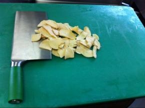 笋干泡发切片备用