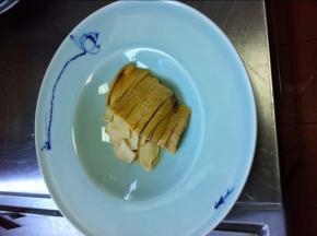 将整鸡切块。调制料汁：姜片、葱节、花椒、醪糟、胡椒粉、白糖、酱油、味精、鸡汤混合搅拌均匀，淋在鸡块上，把鸡块放进笼屉中，大火蒸15分钟左右，取出翻扣在菜盘中