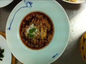 色拉油烧熟，加泡红辣椒、姜片、葱节炒出香味，添鸡汤，水豆粉勾清芡浇于鸡块表面，放上葱丝和香菜点缀即可