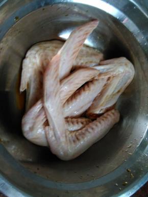 鸭翅清洗干净，拔掉小细毛