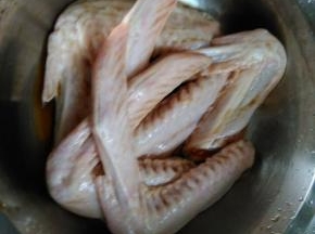 鸭翅清洗干净，拔掉小细毛
