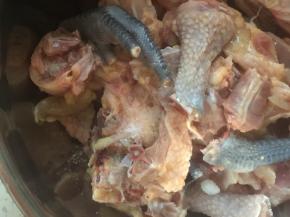 仔鸡洗净切块，沥干水分；香菇手撕成块