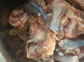 仔鸡洗净切块，沥干水分；香菇手撕成块