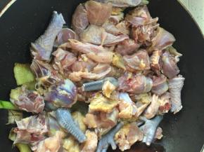 姜片出味后，倒入鸡块入锅煸炒，将鸡油煸出，鸡块煸干点