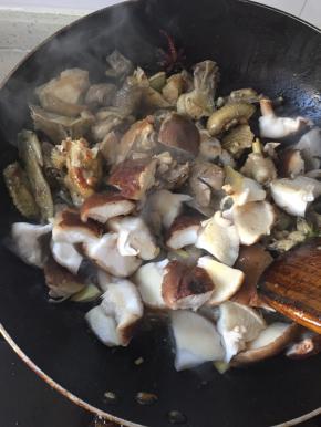 鸡块炒成焦黄色时放入香菇