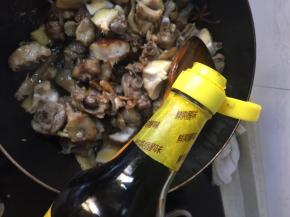 倒入适量黄油去腥