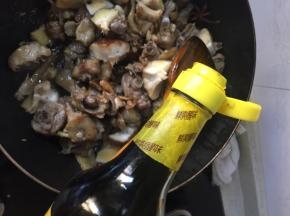 倒入适量黄油去腥