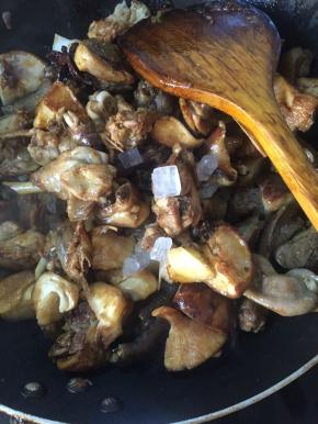 放酱油、八角、醋、桂皮、盐、冰糖入锅调味