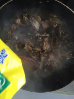 加水进锅，盖盖焖煮，中途开盖进行翻炒，让主料更加入味且防止粘锅