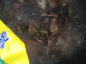 加水进锅，盖盖焖煮，中途开盖进行翻炒，让主料更加入味且防止粘锅