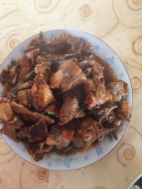 大火收汁起锅，撒上葱花摆盘即可