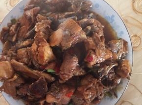 大火收汁起锅，撒上葱花摆盘即可