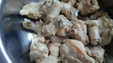 翅根放入沸水中焯水，去除血沫