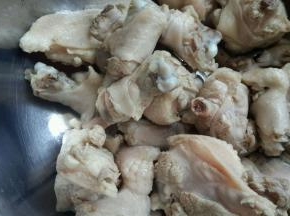翅根放入沸水中焯水，去除血沫