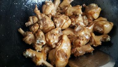 放入翅根翻炒上色，倒入葱姜蒜，八角翻炒出香味