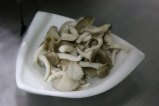 蘑菇去根清洗干净