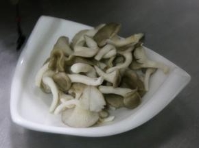 蘑菇去根清洗干净