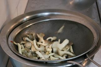 锅内烧油，油热之后放入蘑菇大火炸3分钟，捞出蘑菇控干油分