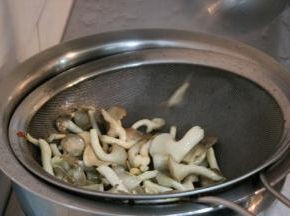 锅内烧油，油热之后放入蘑菇大火炸3分钟，捞出蘑菇控干油分