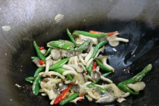 锅内留底油，放入辣椒炒至表皮泛白