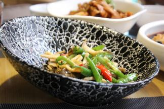 倒入蘑菇一起翻炒，加盐和鸡精调味，翻炒均匀即可出锅