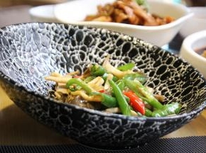 倒入蘑菇一起翻炒，加盐和鸡精调味，翻炒均匀即可出锅