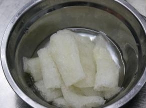 竹荪泡发洗净