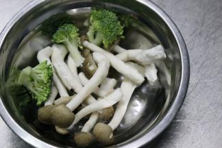 海鲜菇洗净去根，西兰花洗净掰成小块