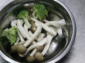 海鲜菇洗净去根，西兰花洗净掰成小块