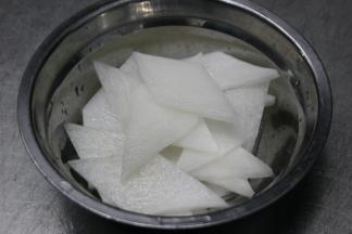 白萝卜去皮切成片状