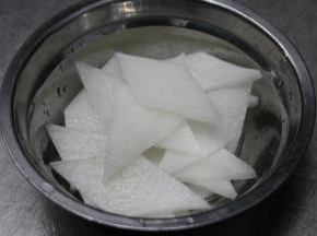 白萝卜去皮切成片状