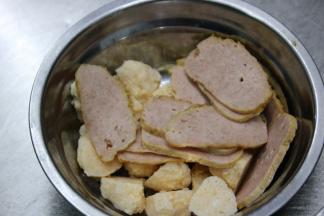 素火腿切成片状备用