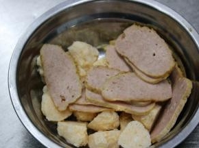 素火腿切成片状备用