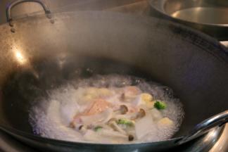 素高汤放入锅内煮至沸腾，倒入所有的材料大火煮5分钟。
