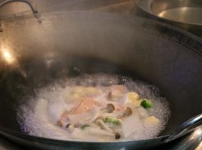 素高汤放入锅内煮至沸腾，倒入所有的材料大火煮5分钟。
